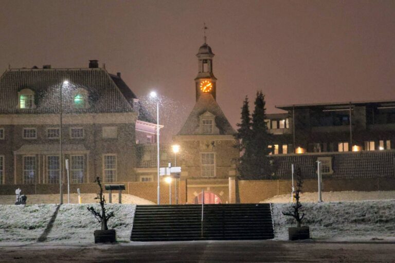 Stevige sneeuwval veroorzaakt gladheid en vluchtuitval in heel Nederland