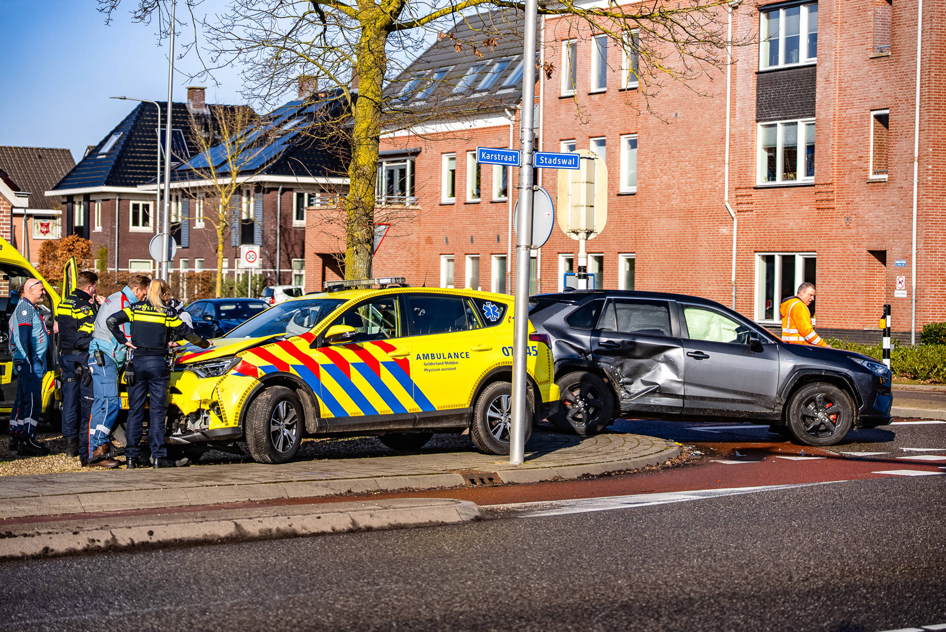 Solo ambulance komt in botsing met auto