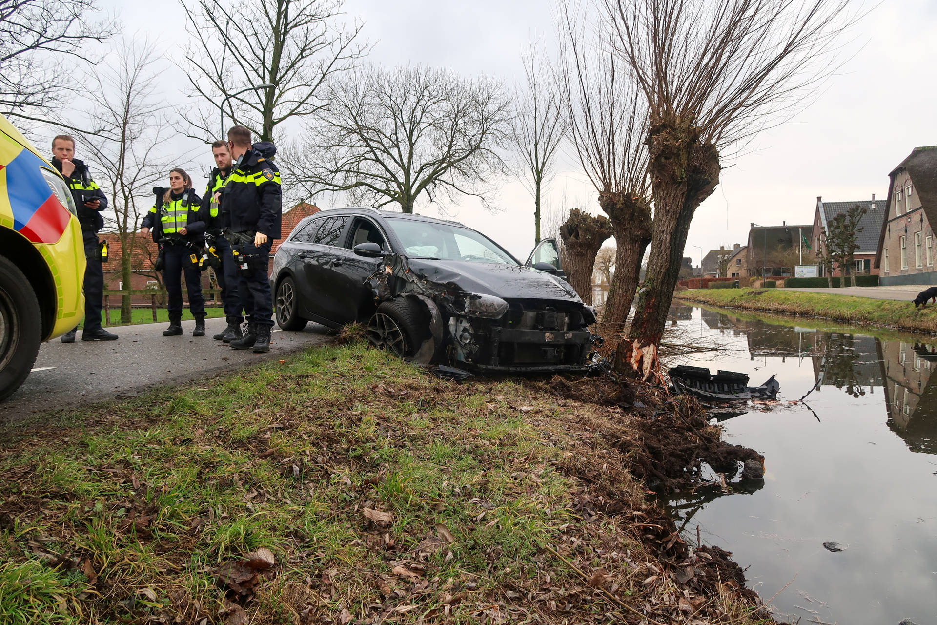 Twee inzittenden naar ziekenhuis na eenzijdig ongeval met auto