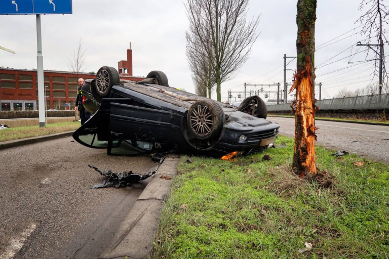 Auto slaat over de kop en botst tegen boom