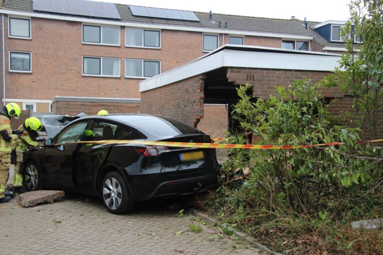 Automobiliste rijdt tegen garagebox