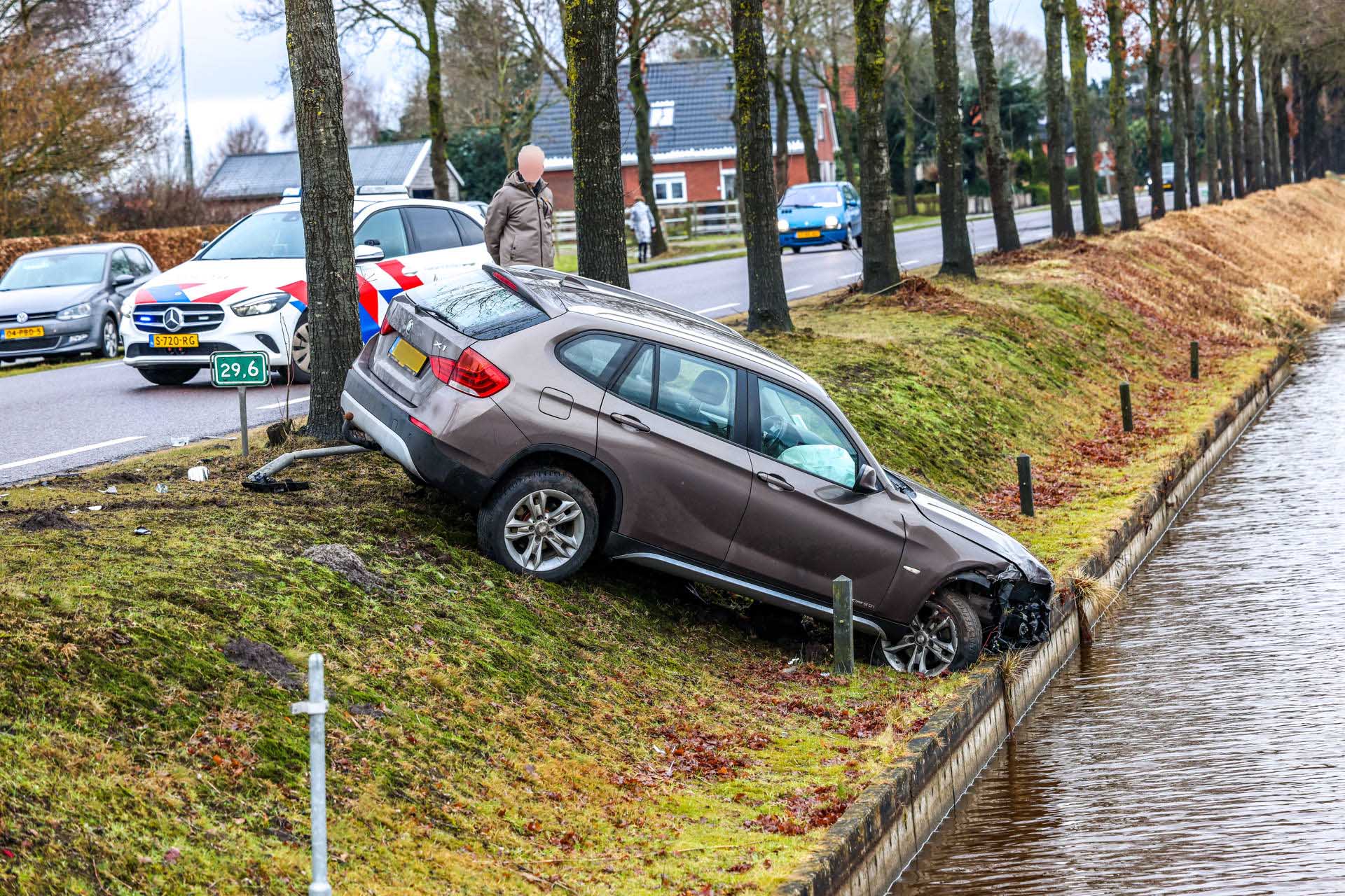 Auto’s belanden net niet in kanaal na botsing