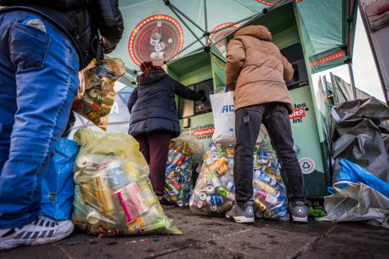 Blikjeszoekers verdienen tientallen euro’s na optocht ondanks verbod