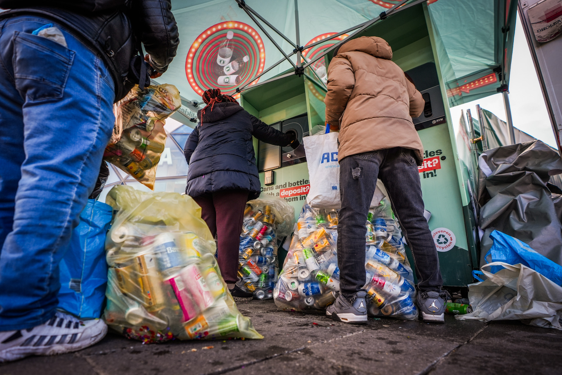 Blikjeszoekers verdienen tientallen euro’s na optocht ondanks verbod