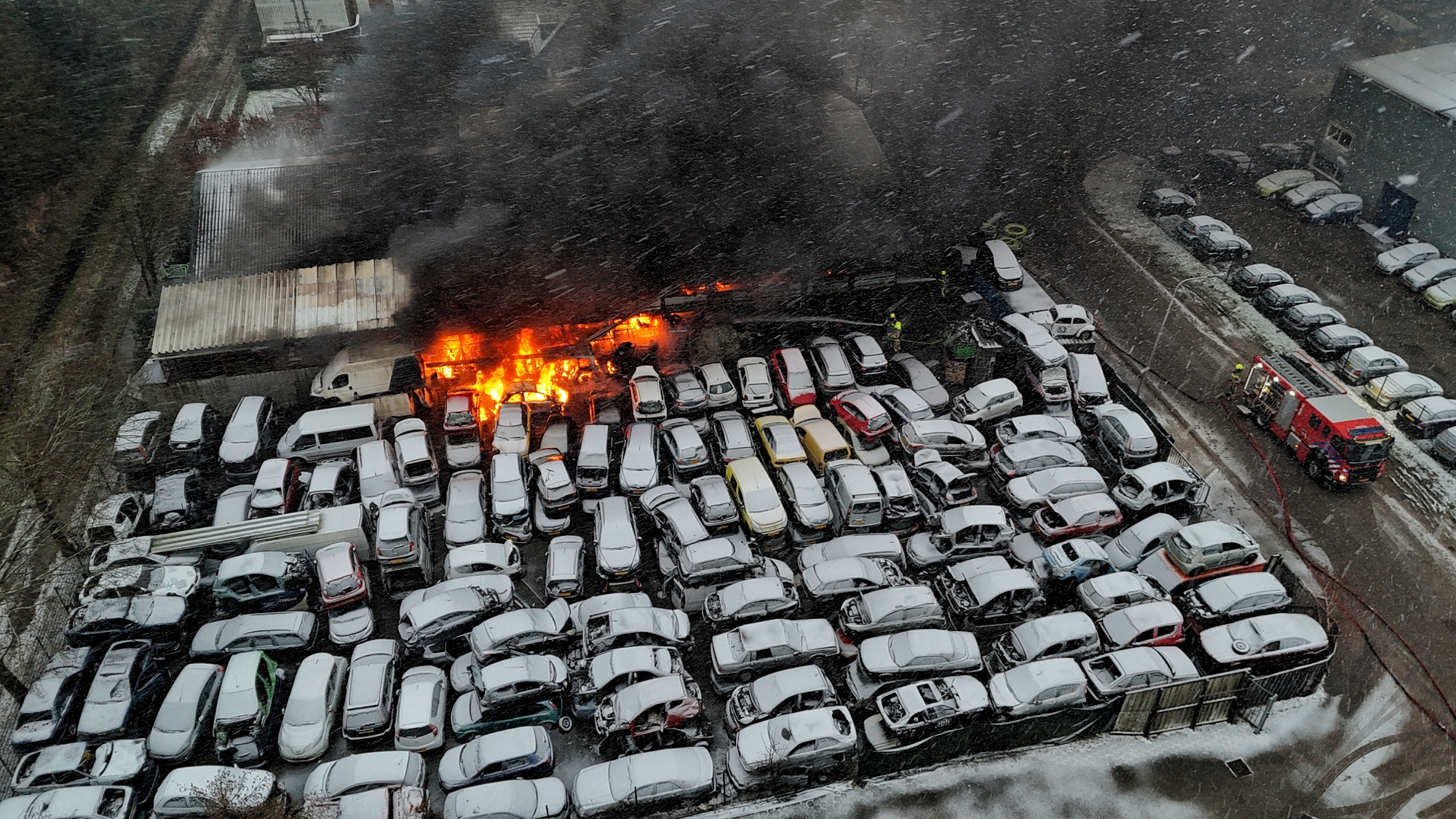 Meerdere autowrakken in brand bij autosloperij