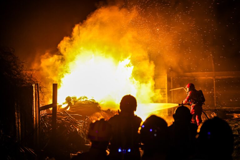 Felle buitenbrand bij boerderijwinkel