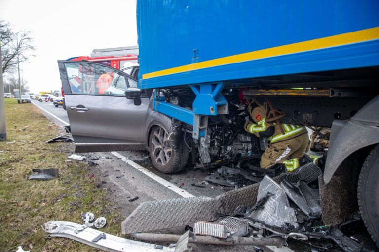 Twee gewonden bij ongeval tussen auto en vrachtwagen