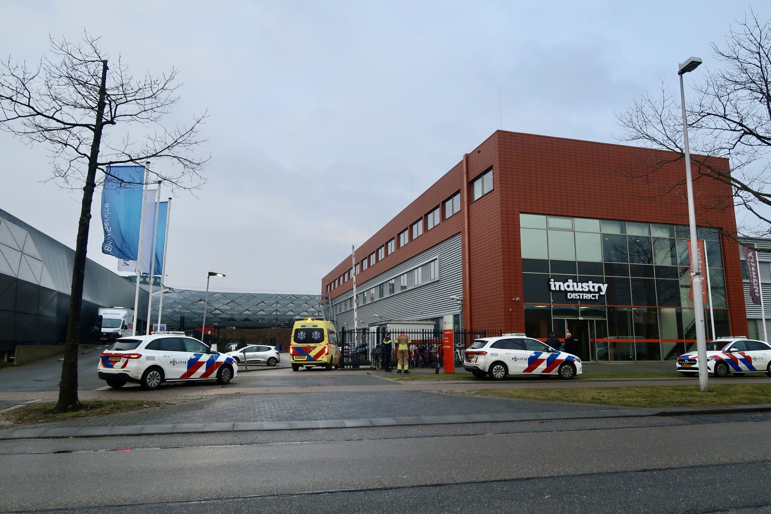 Hulpdiensten massaal ingezet om persoon van dak bedrijfspand te halen