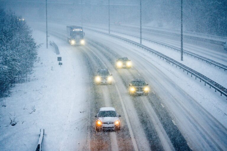 KNMI waarschuwt voor sneeuw, Schiphol schrapt 170 vluchten
