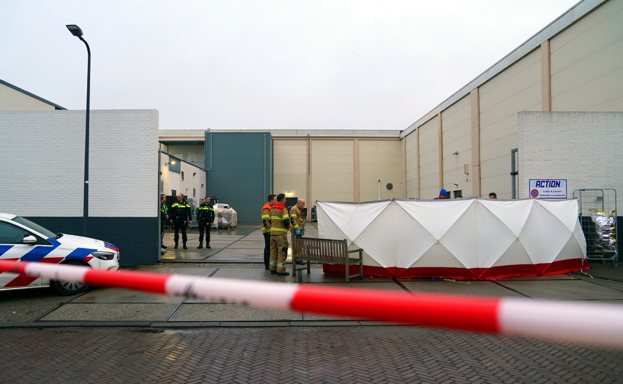 Vrachtwagenchauffeur overlijdt nadat stalen toegangspoort op hem valt