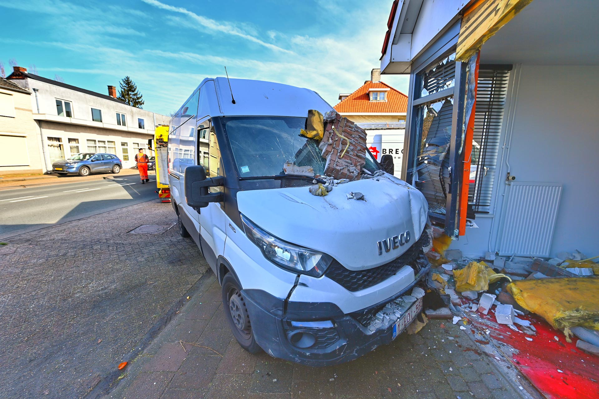 bestelbus raakt van weg ramt tegen woning