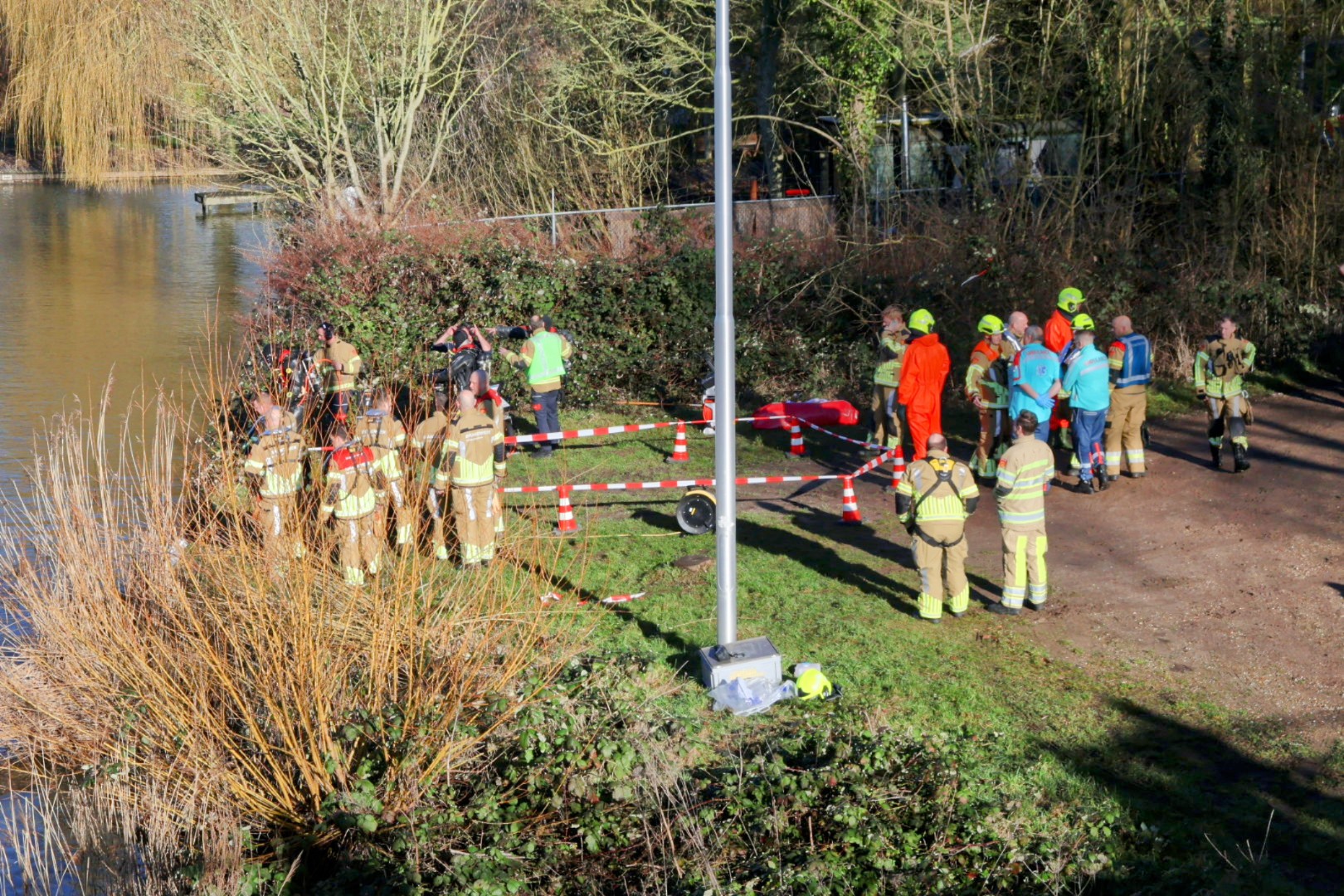 Zoekactie in rivier na melding voertuig te water
