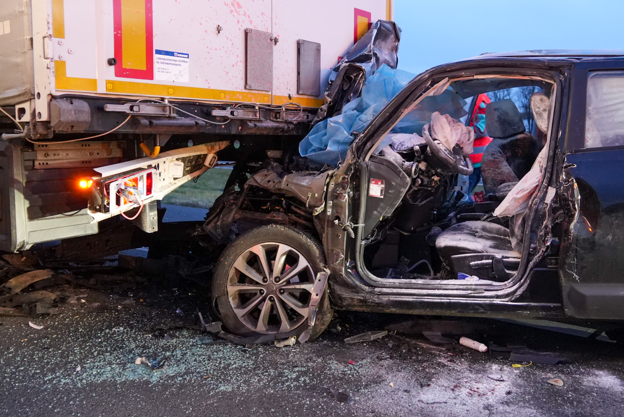 Jongeman gewond na aanrijding met vrachtauto op snelweg