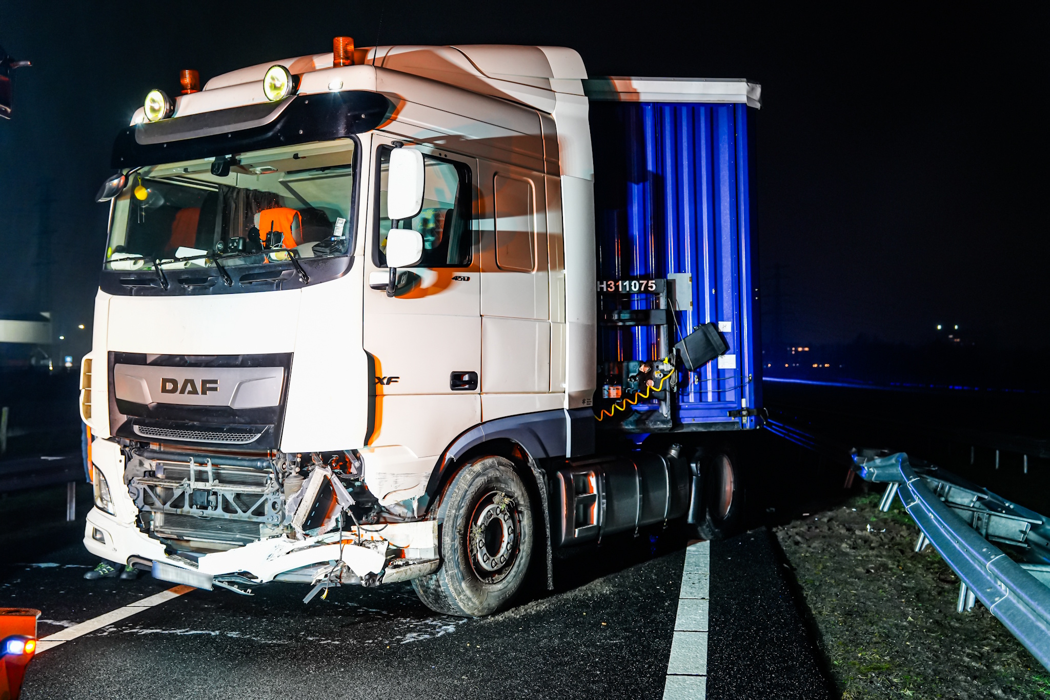 Vrachtwagen ramt vangrail na glijpartij op snelweg