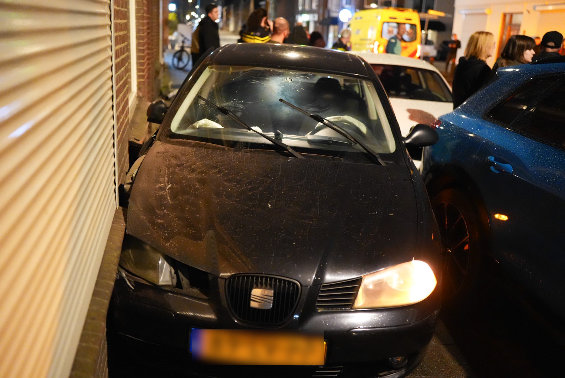 Automobilist verliest controle en ramt geparkeerde auto’s en woningen