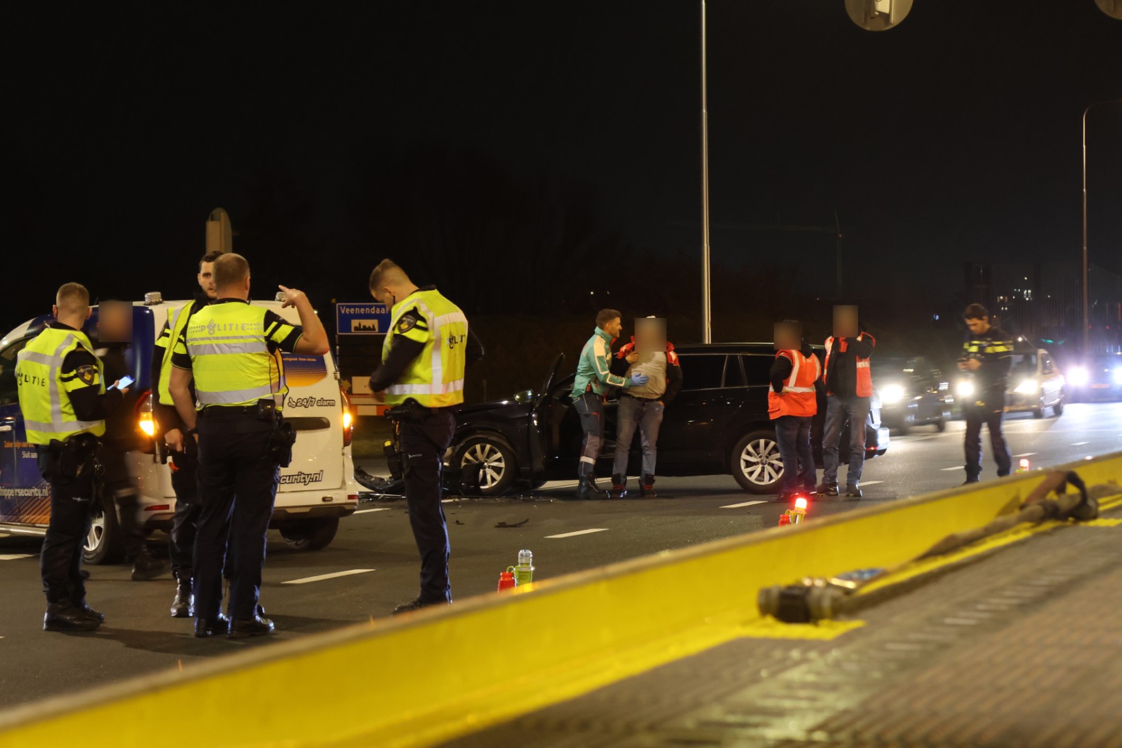 Twee gewonden bij botsing op kruising met oprit naar snelweg