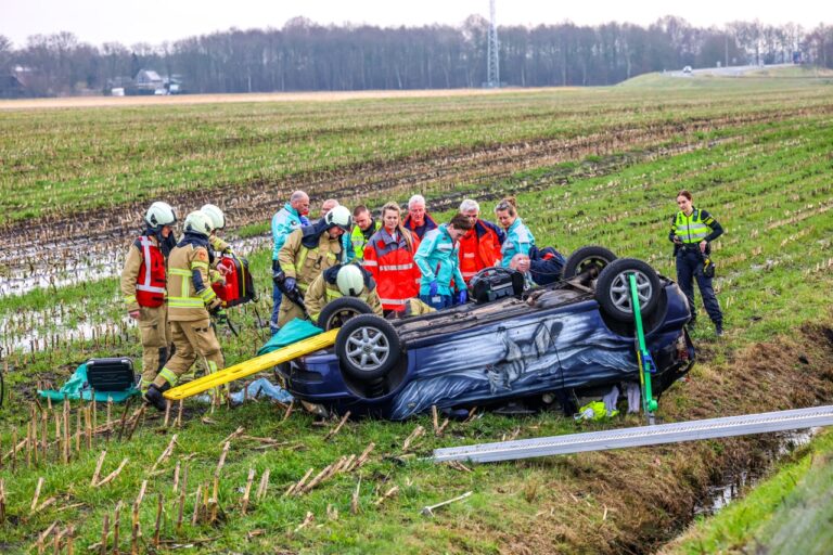 Auto slaat over de kop bij ernstig ongeval op snelweg