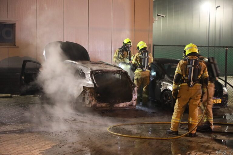 Twee auto’s verwoest door brand, politie onderzoekt brandstichting