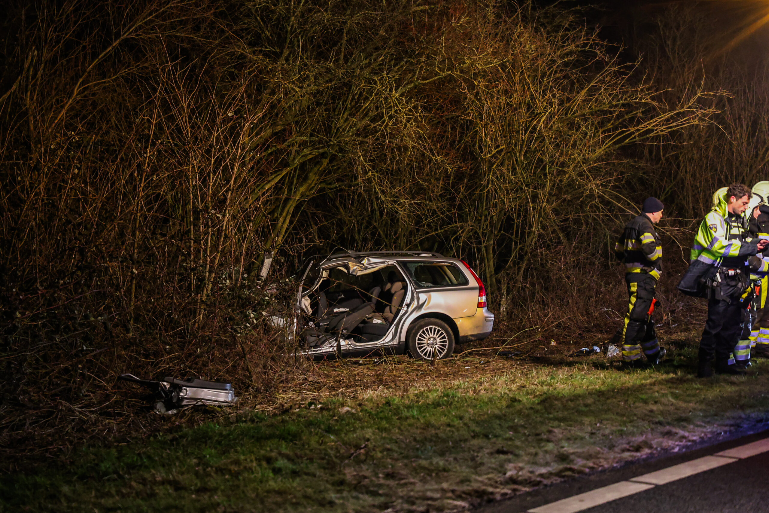 Automobilist zwaargewond na botsing met vrachtwagen