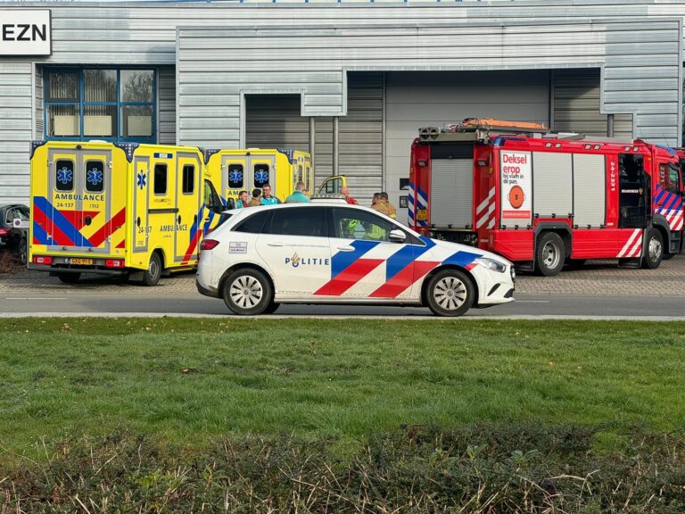 Man overleden na bedrijfsongeval met machine
