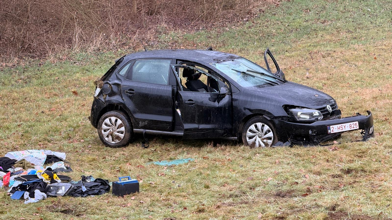 Auto slaat over de kop na achtervolging, drie inzittenden aangehouden