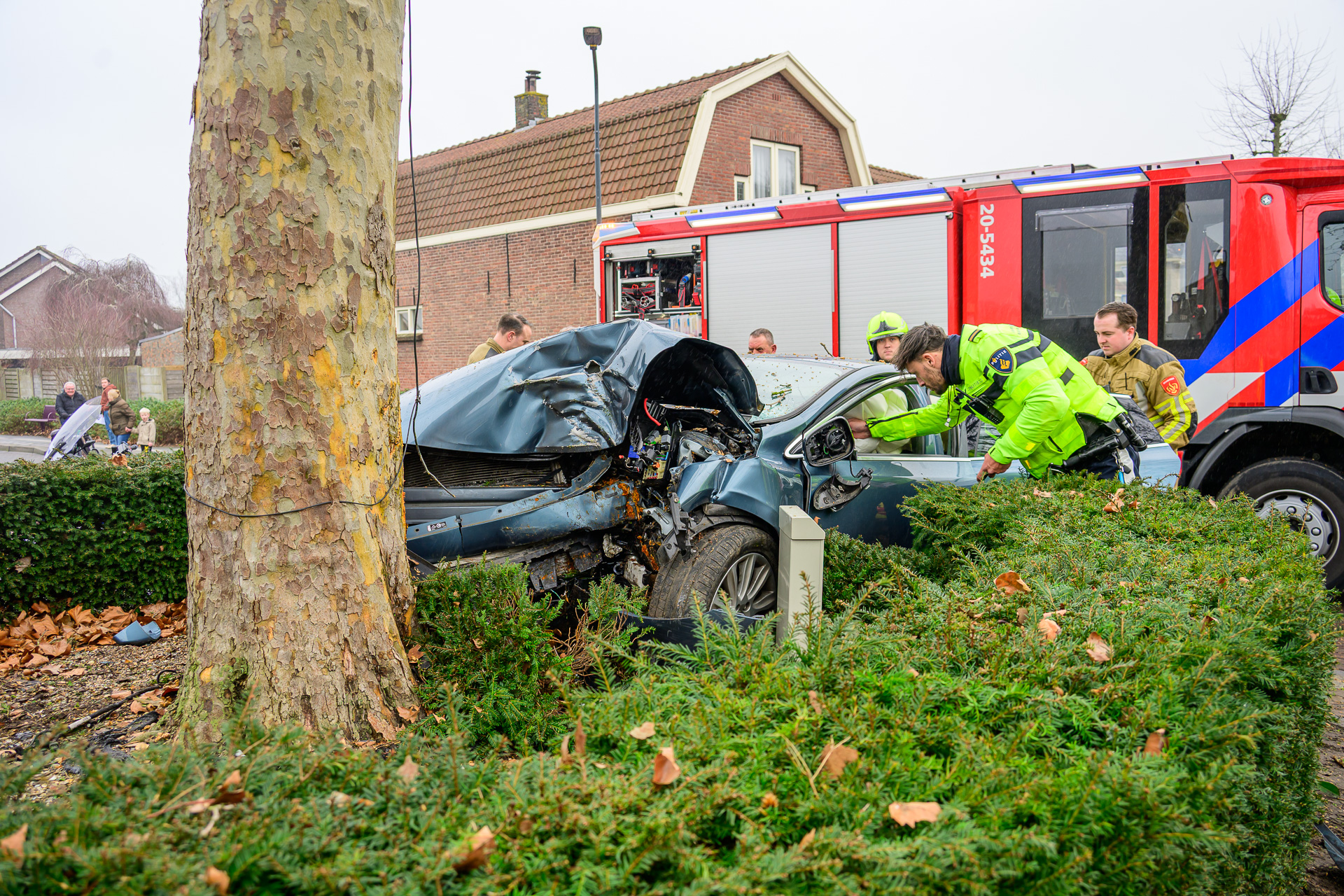 Gewonde bij flinke botsing met boom