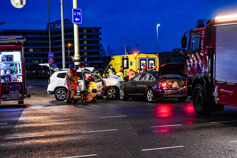 Twee gewonden na aanrijding op kruising
