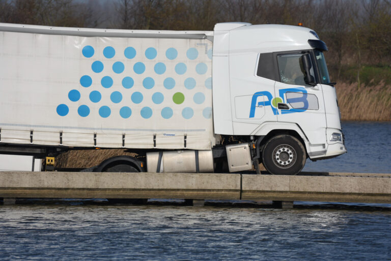 Oeps, foutje! Vrachtwagen zakt door brug op fietspad