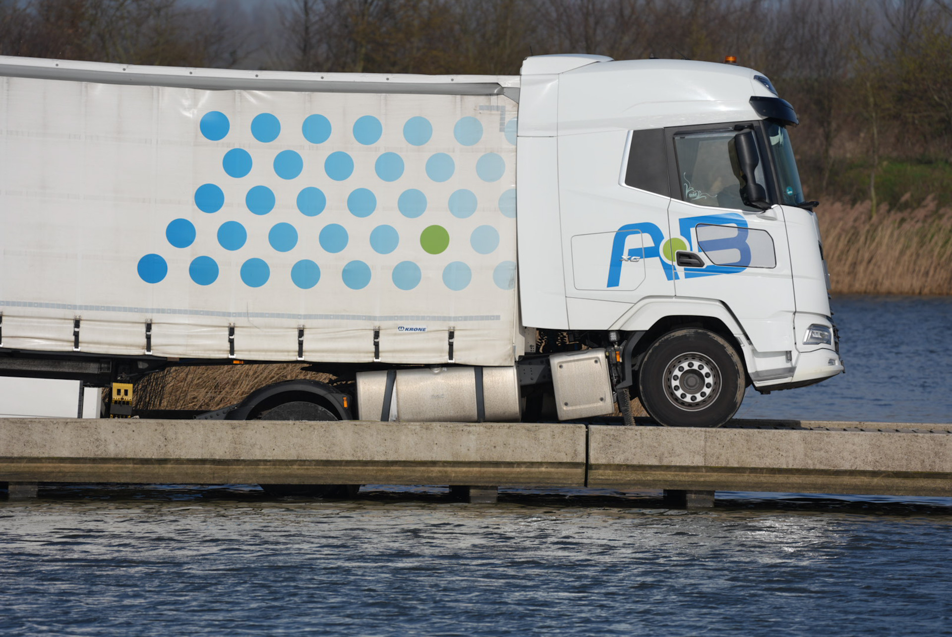 Oeps, foutje! Vrachtwagen zakt door brug op fietspad