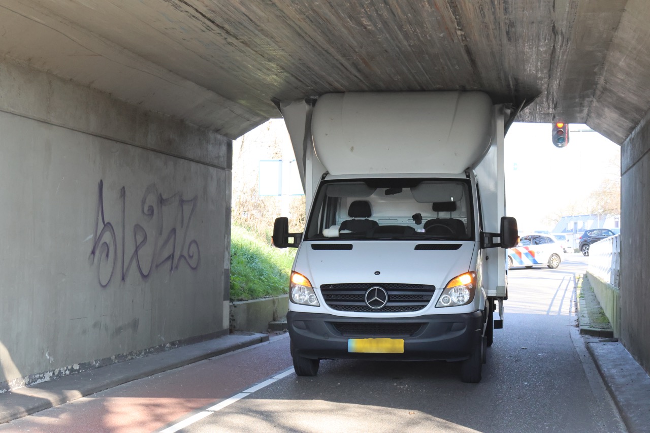 Bakwagen rijdt zich klem in tunnel