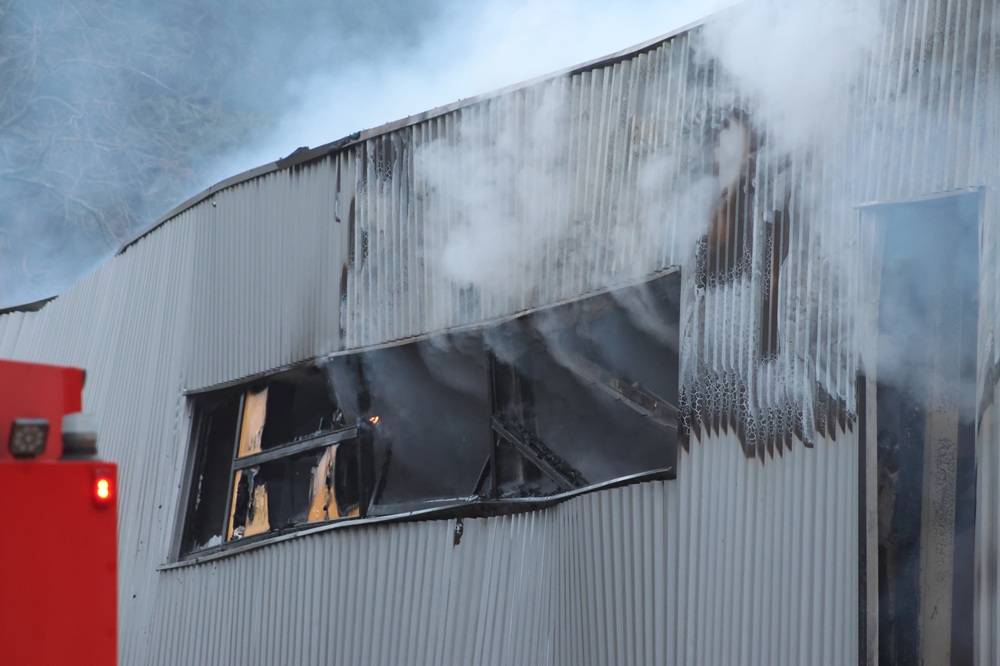 Grote uitslaande brand verwoest bedrijfshal