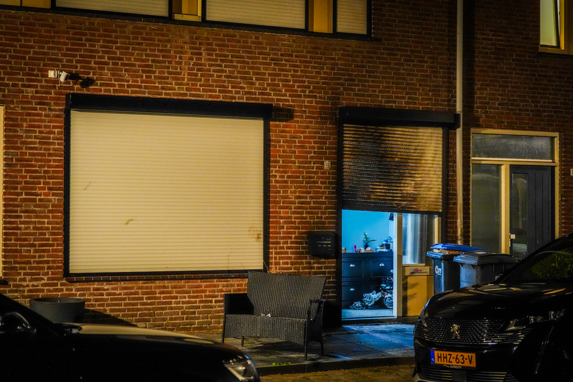 Brand na explosie bij voordeur van woning