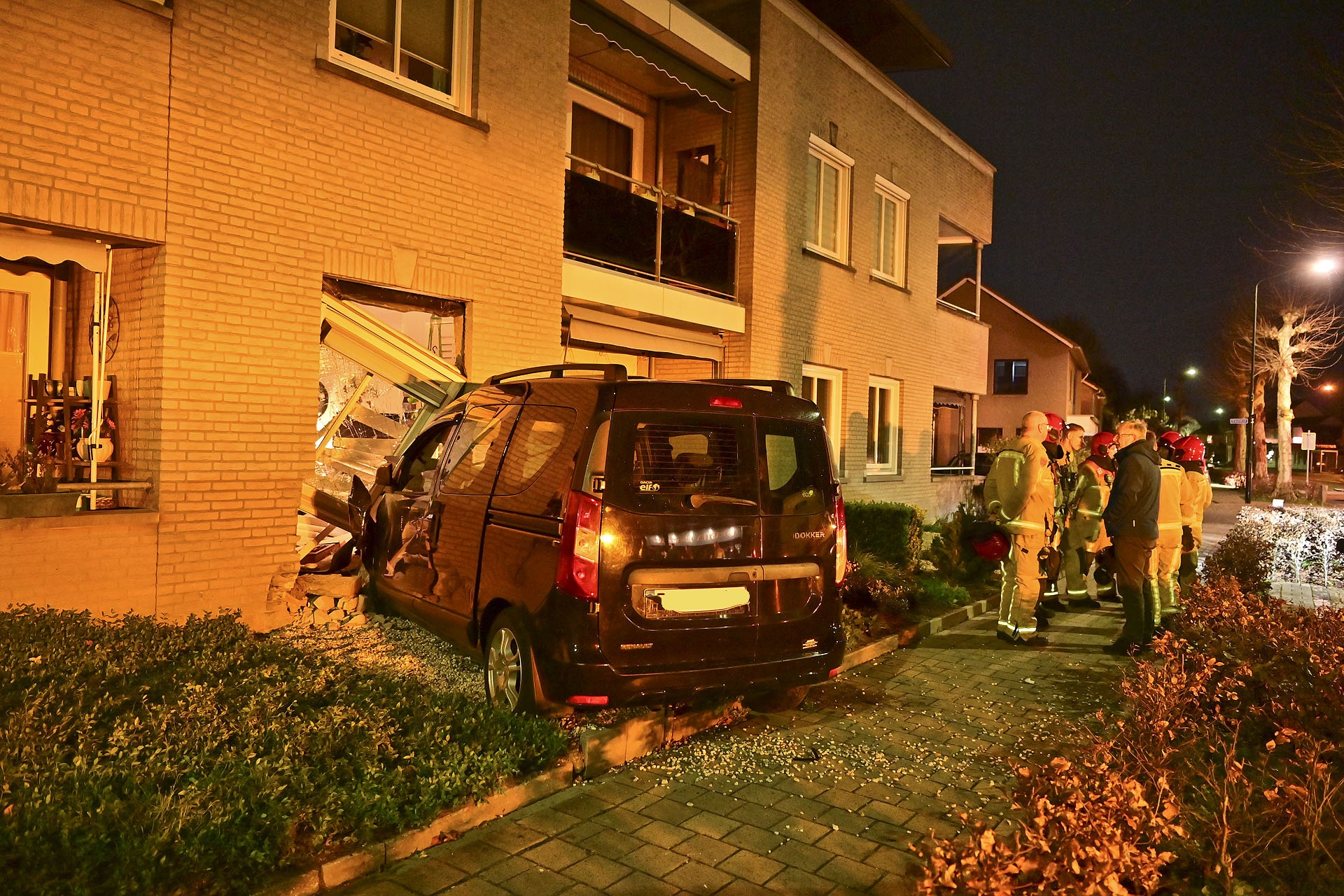 Auto crasht en rijdt huis binnen, bestuurder aangehouden