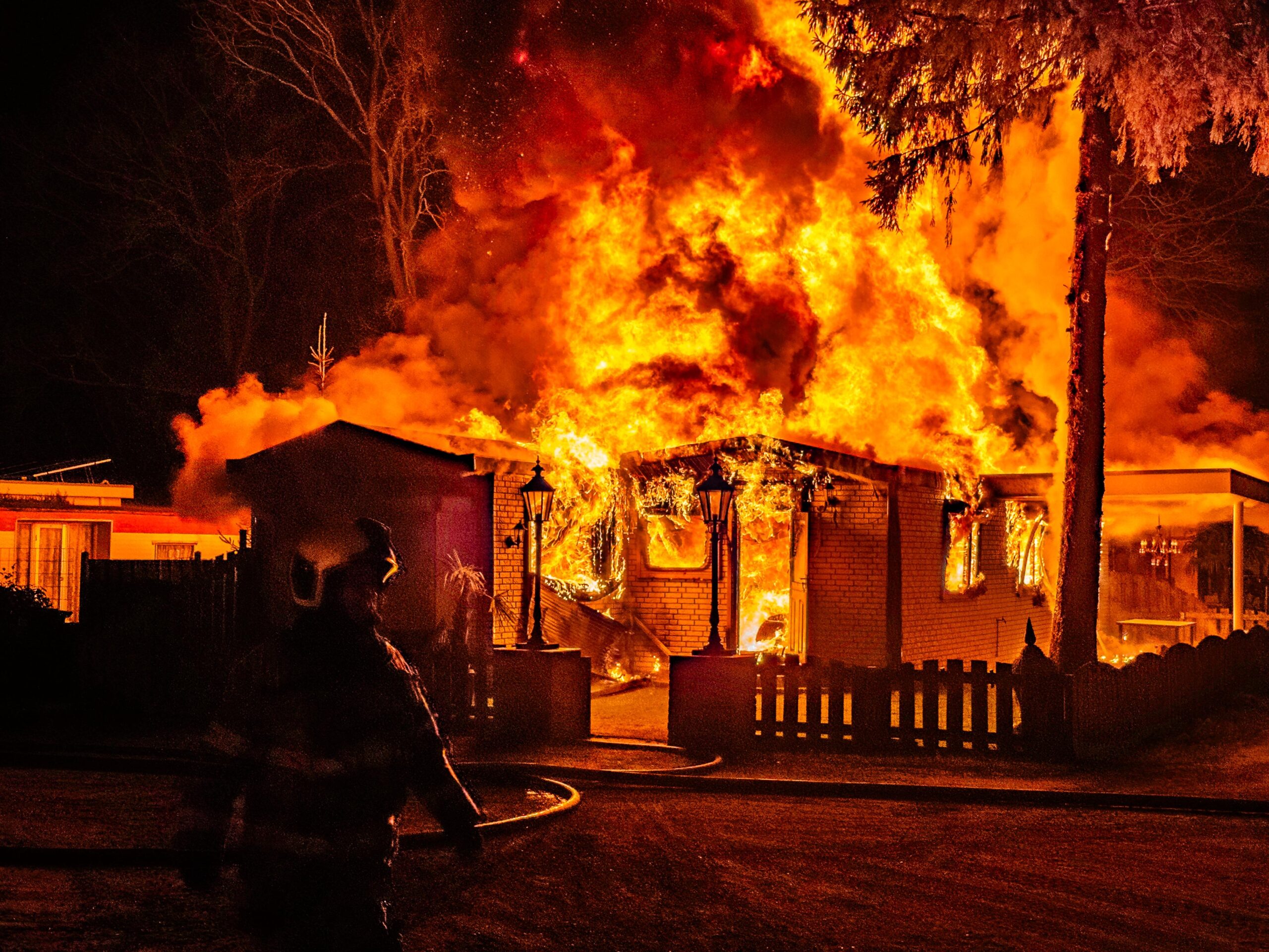 Chalet verwoest door grote uitslaande brand