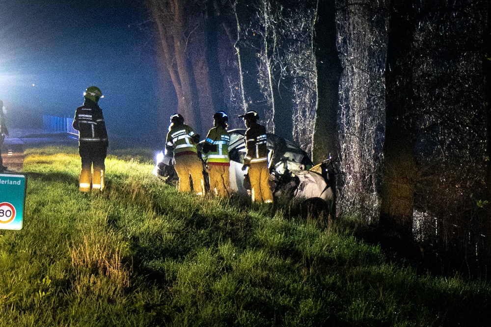 Automobilist overleden na botsing tegen boom