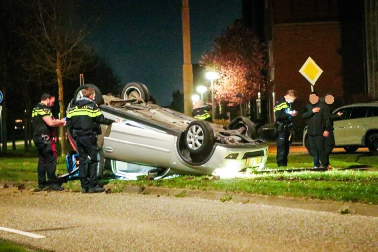 Dronken automobilist staat over de kop