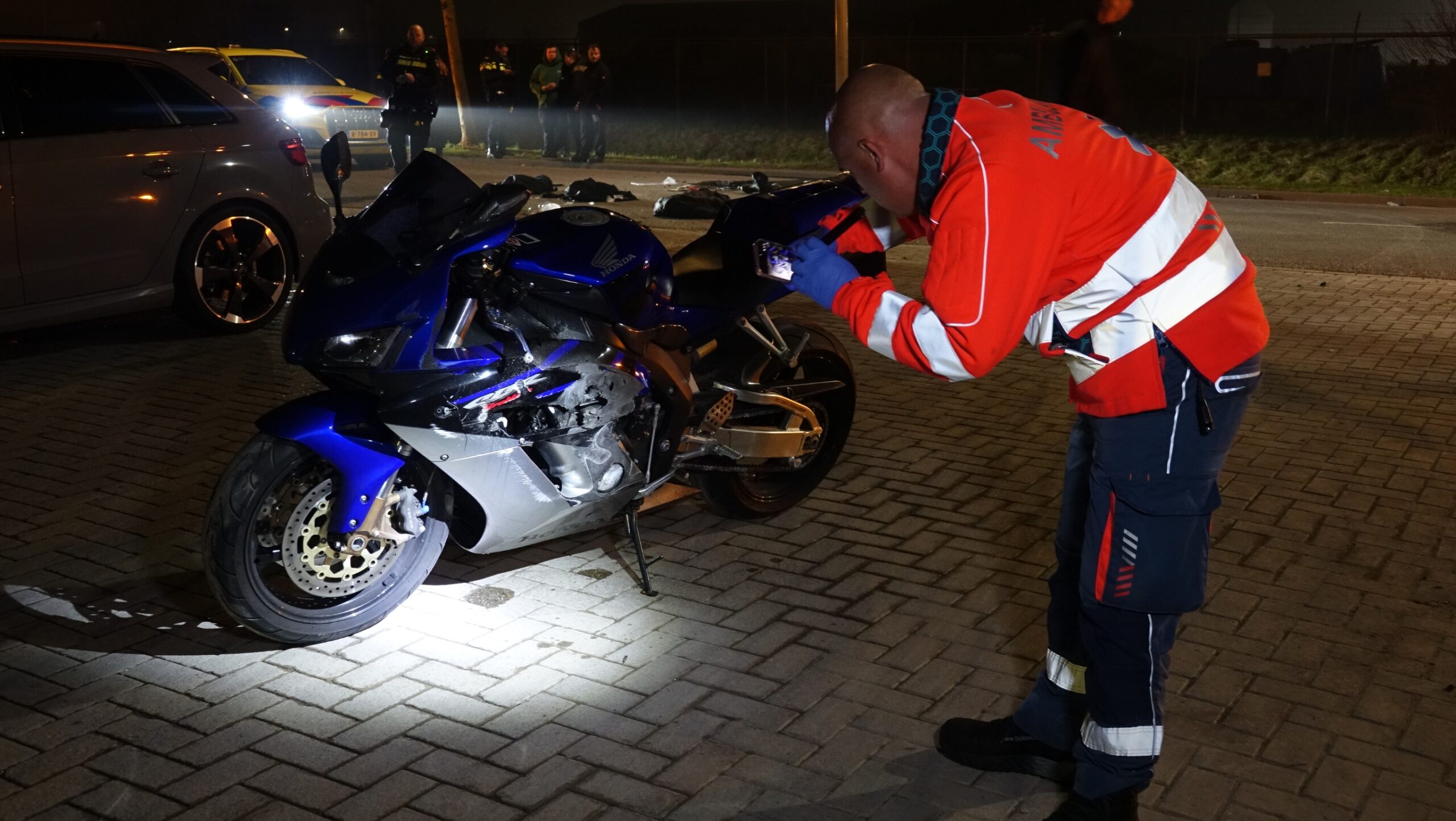 Motorrijder zwaargewond na botsing tegen auto