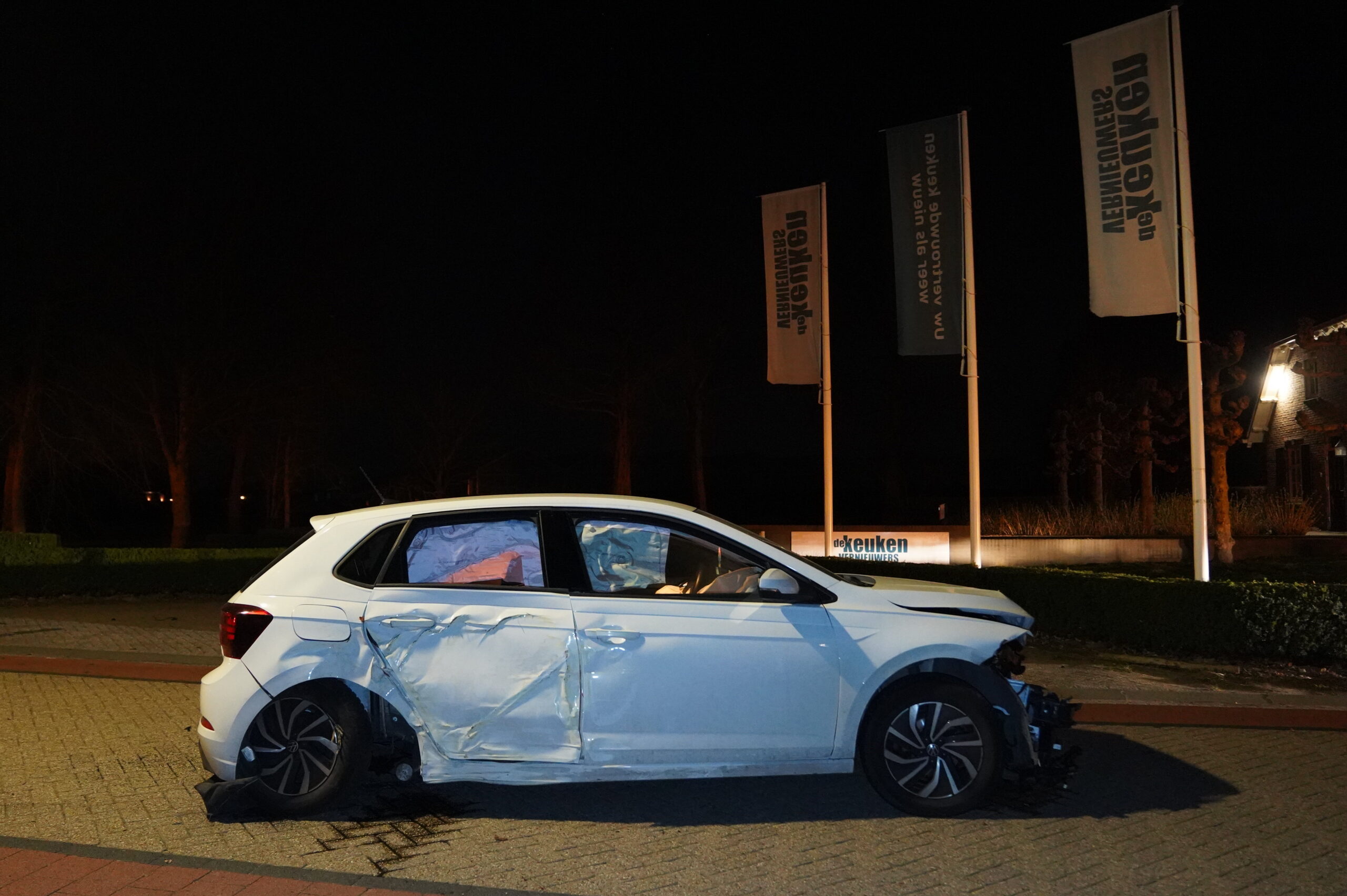 Auto crasht tegen boom, bestuurder gaat ervandoor in taxi