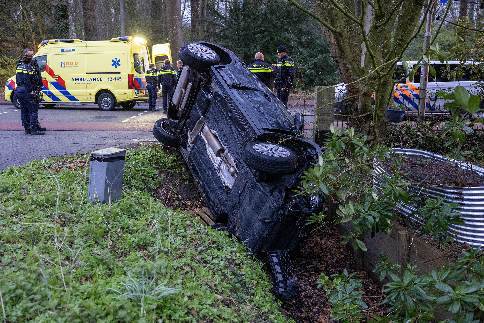 Auto belandt in greppel, bestuurder gewond