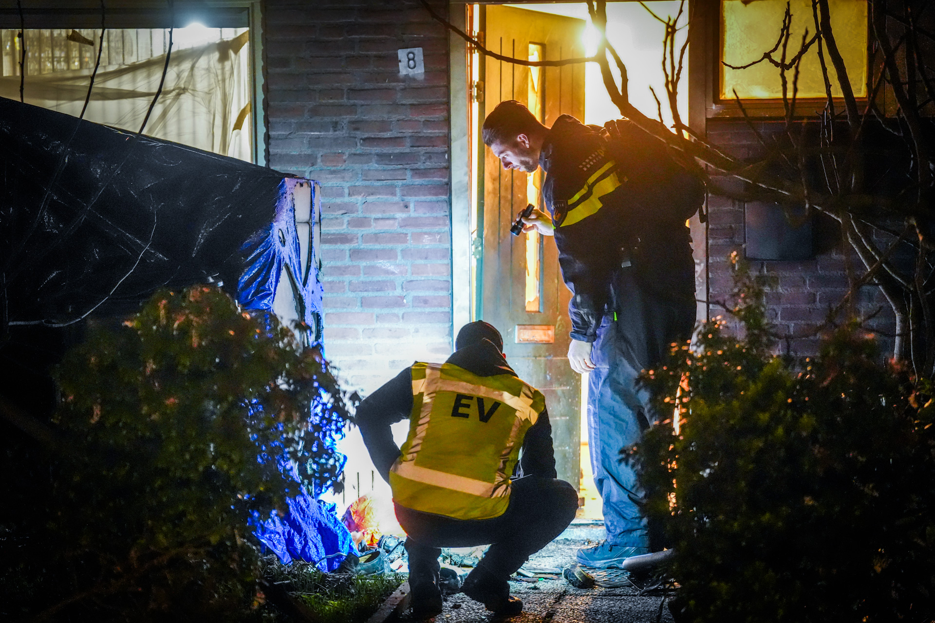 Explosie verwoest voordeur, straat afgesloten