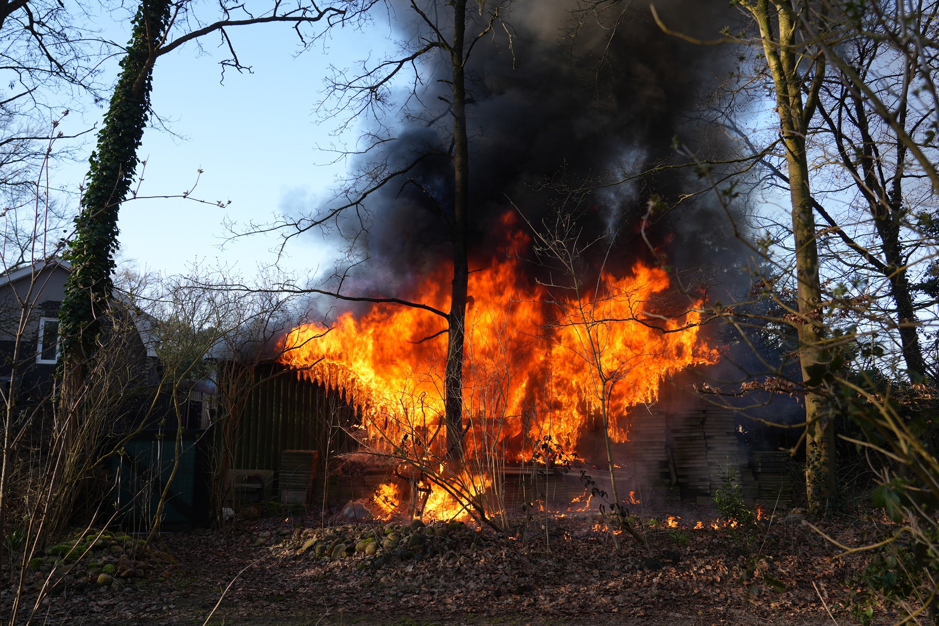 Uitslaande brand legt schuur in de as