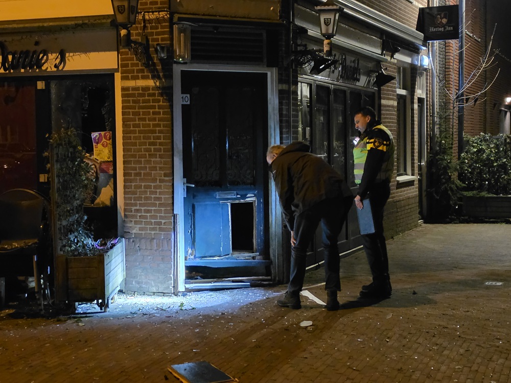 Twee aanhoudingen na explosie bij café