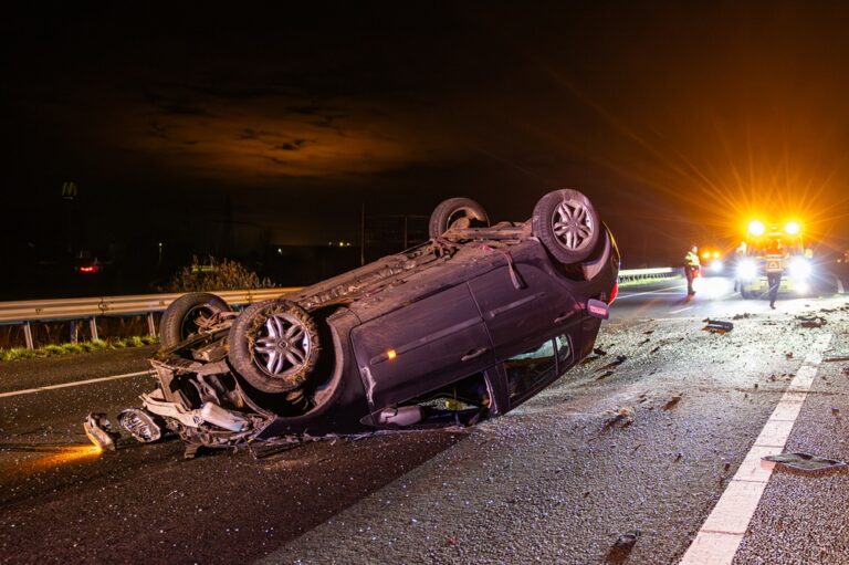 Auto crasht op snelweg, jonge mannen met schrik vrij