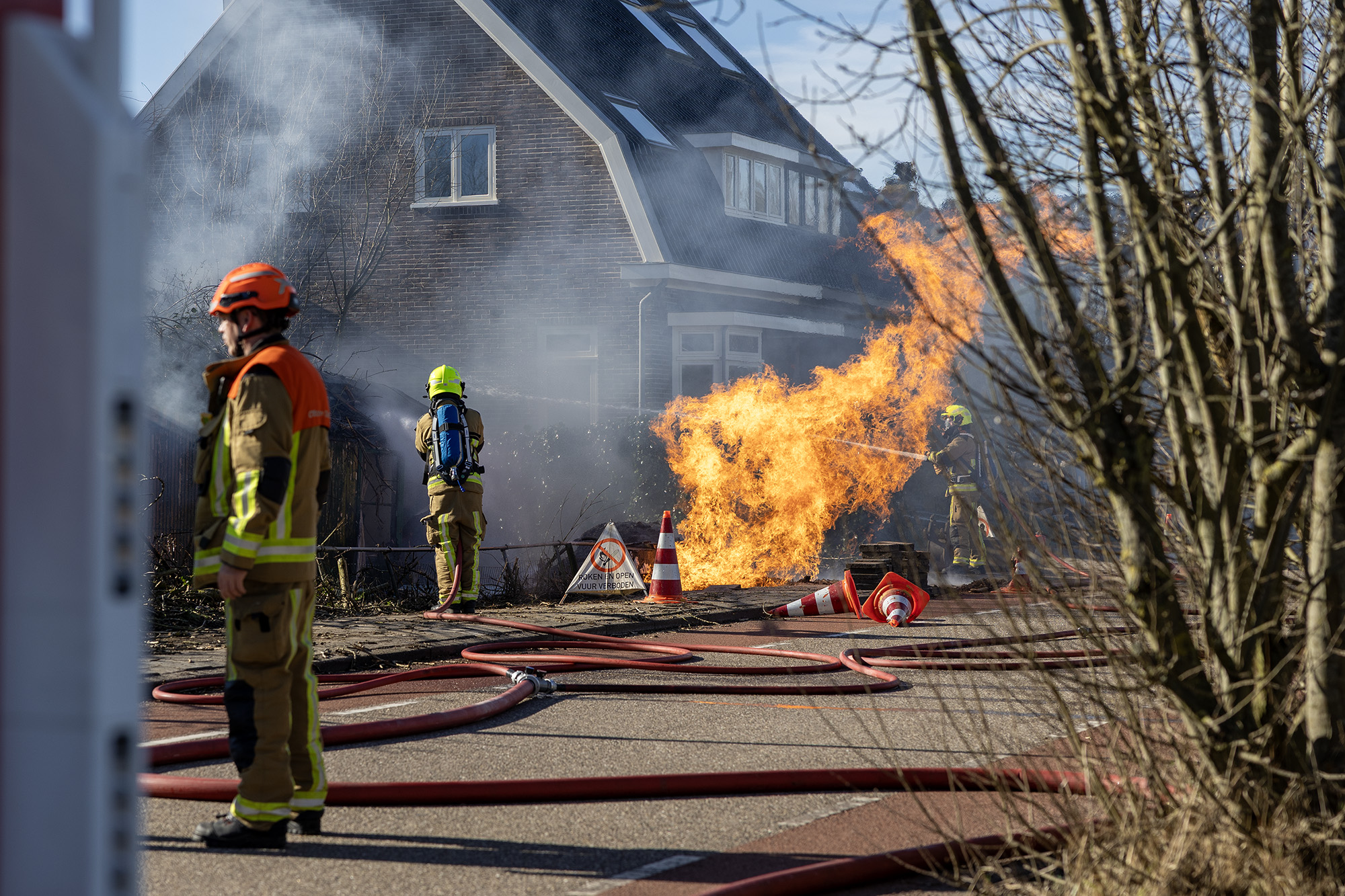 Gasleiding vat vlam, metershoge vlammen