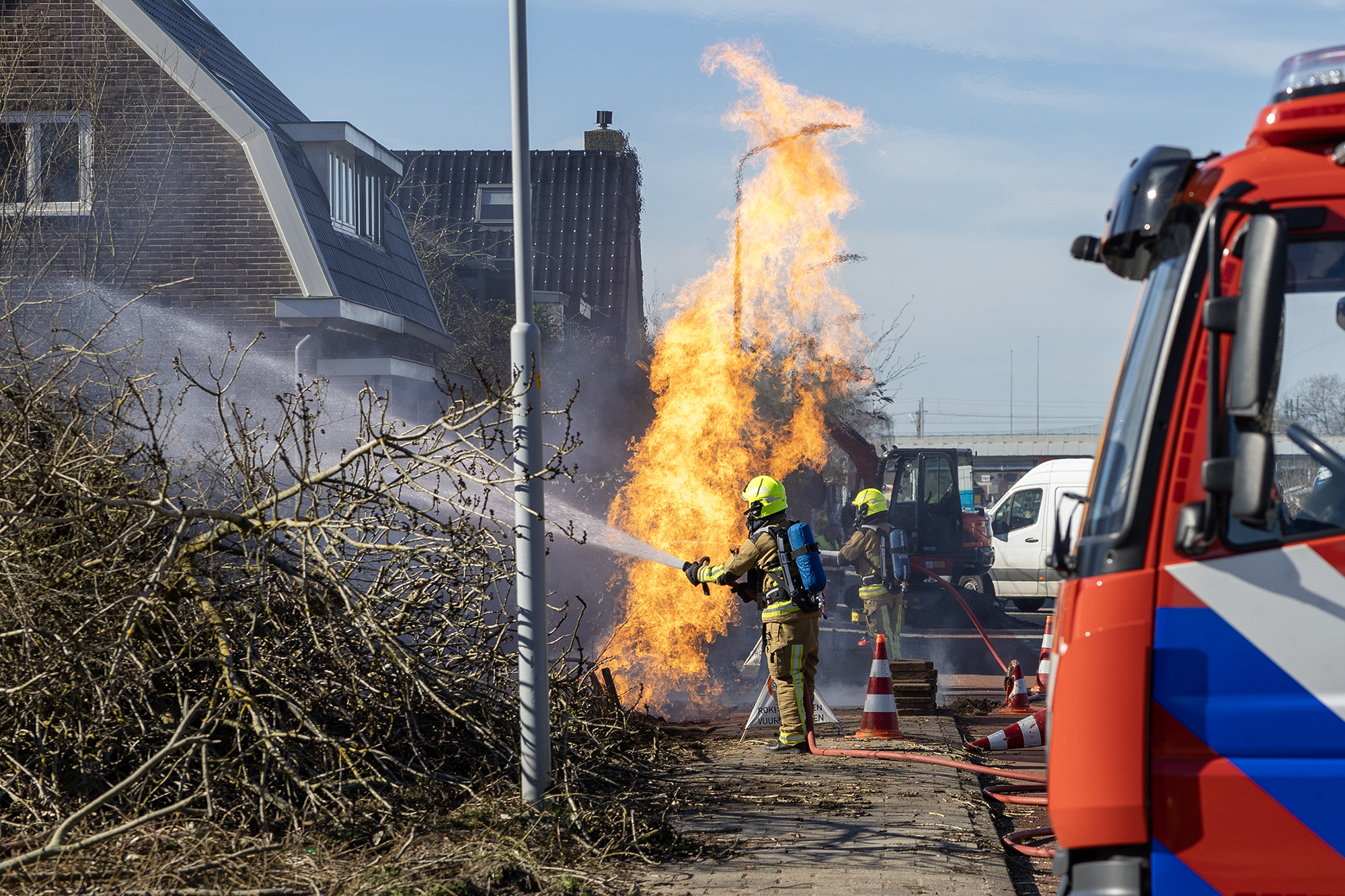 Gasleiding in brand aan Nieuwemeerdijk in Badhoevedorp - 112 Nederland