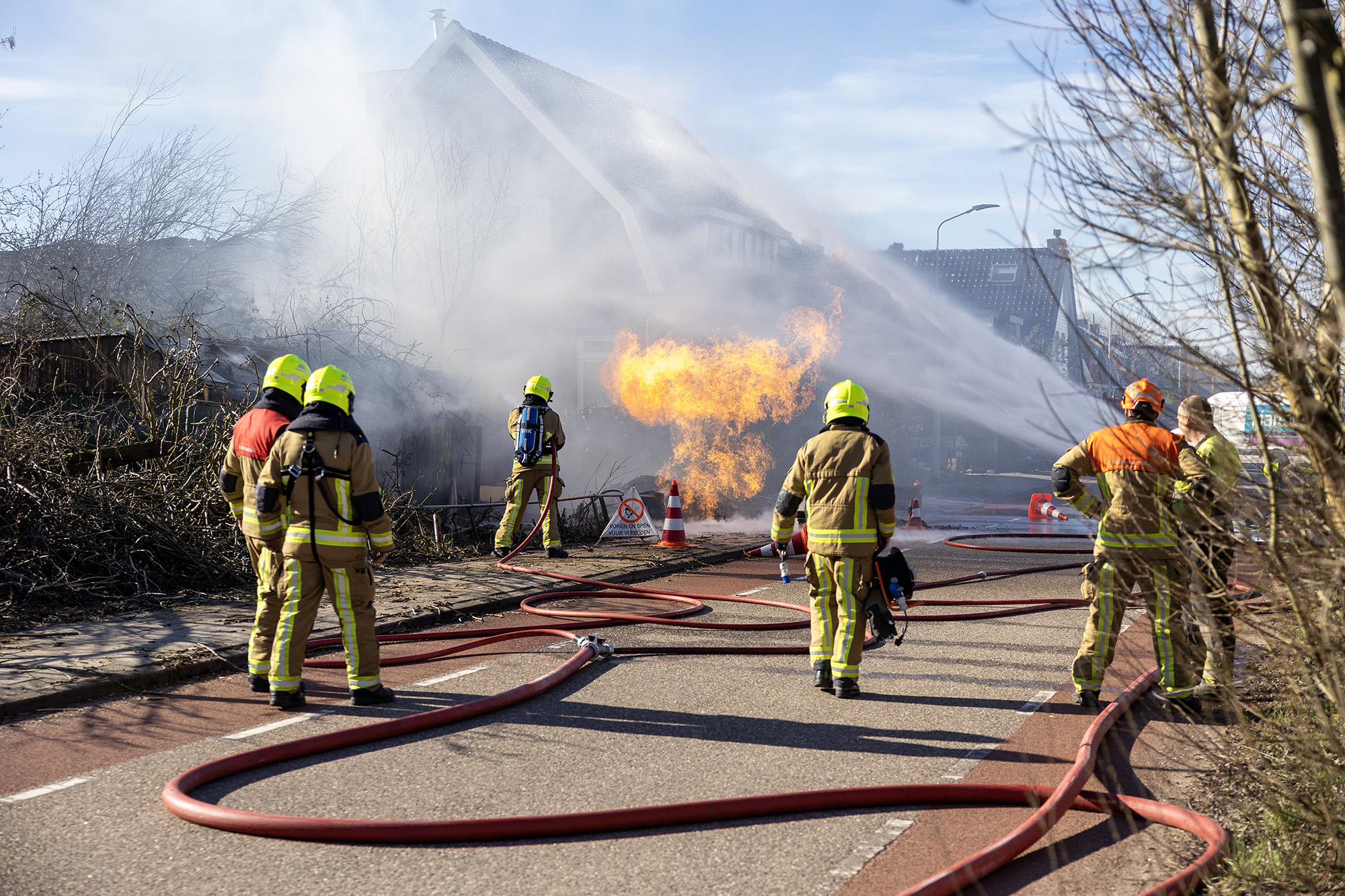 Gasleiding in brand aan Nieuwemeerdijk in Badhoevedorp - 112 Nederland