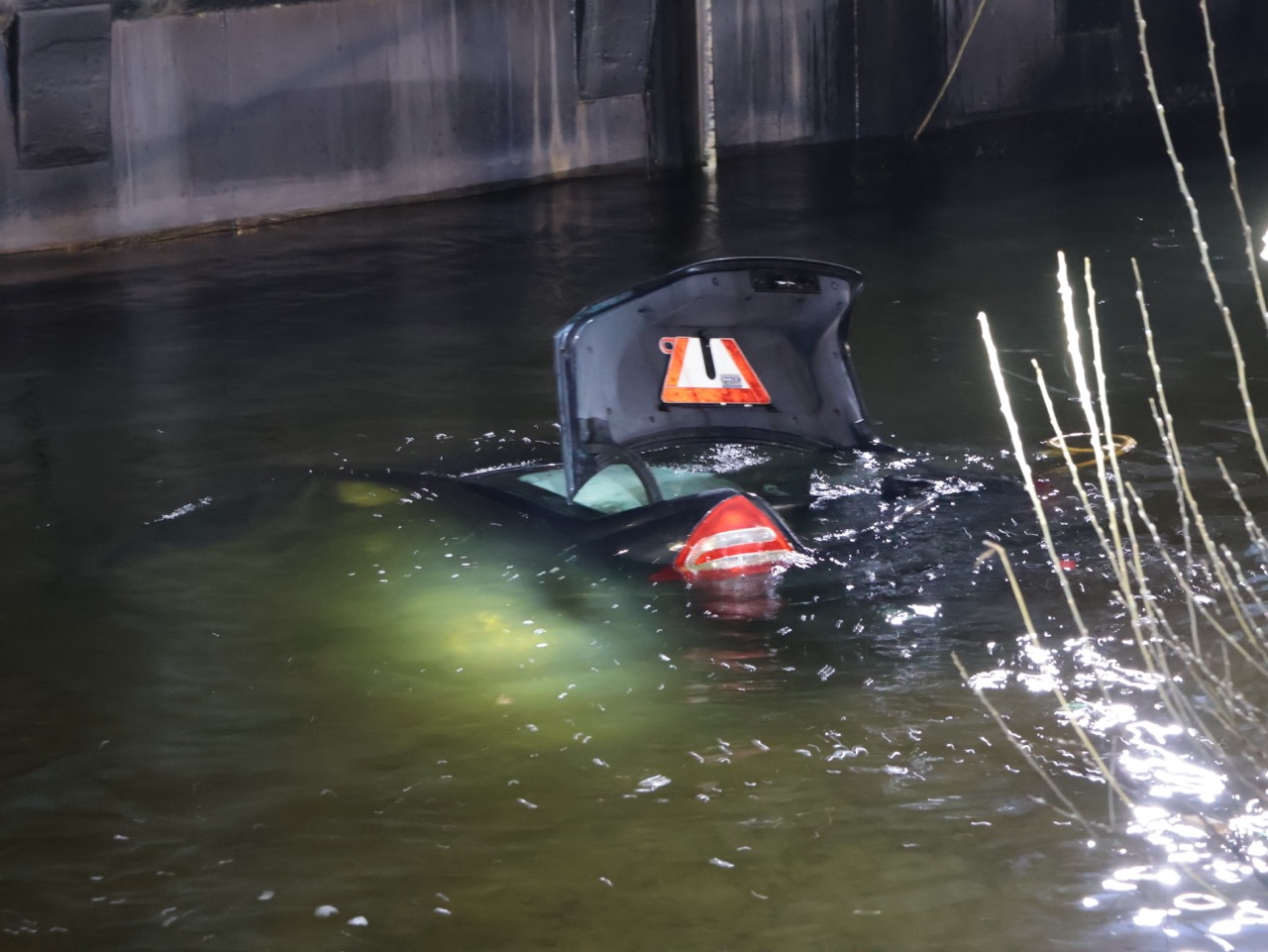 Voorbijganger ontdekt auto in water