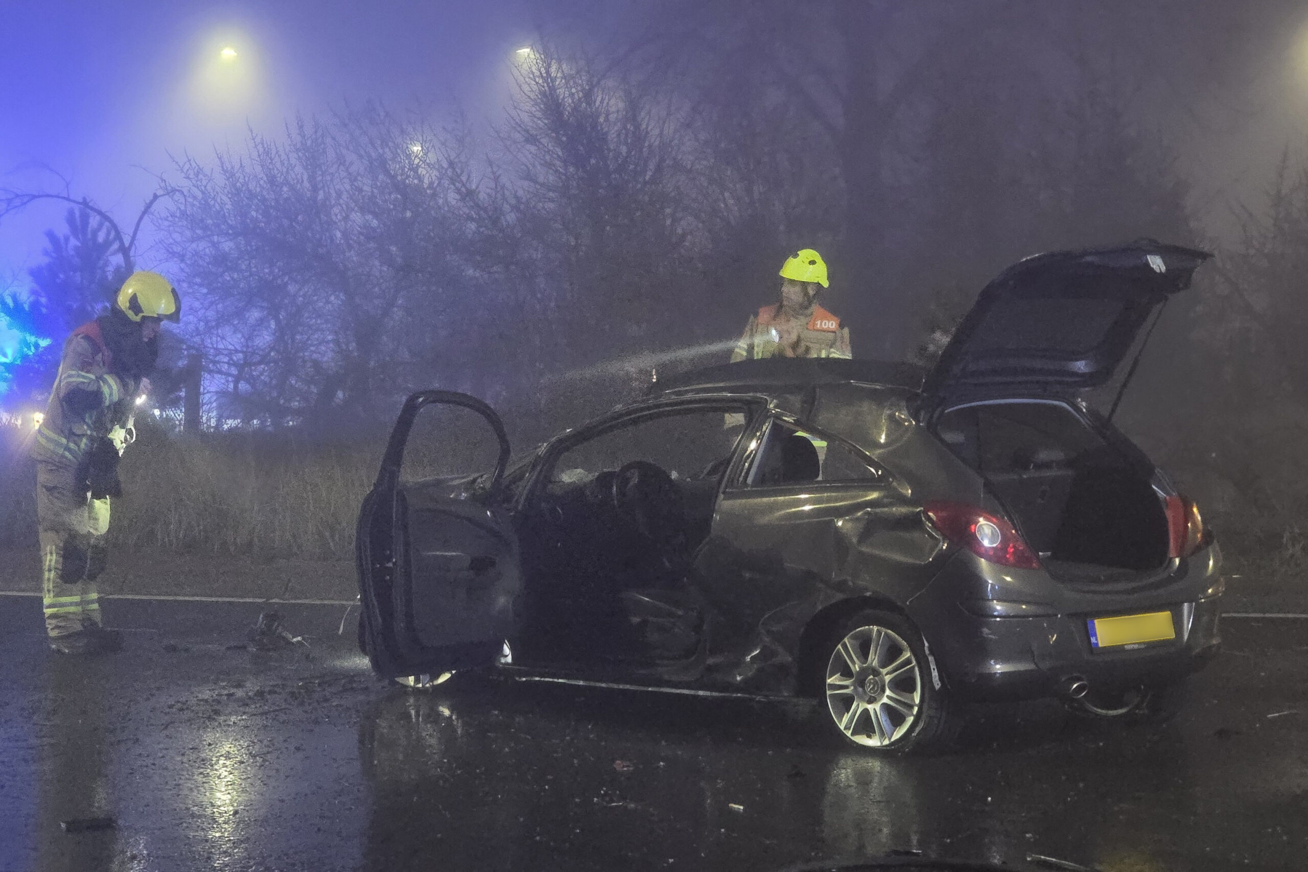 Auto crasht op rotonde na politieachtervolging