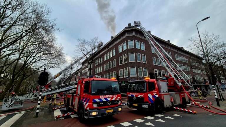 Grote brand op dak van portiekwoningen