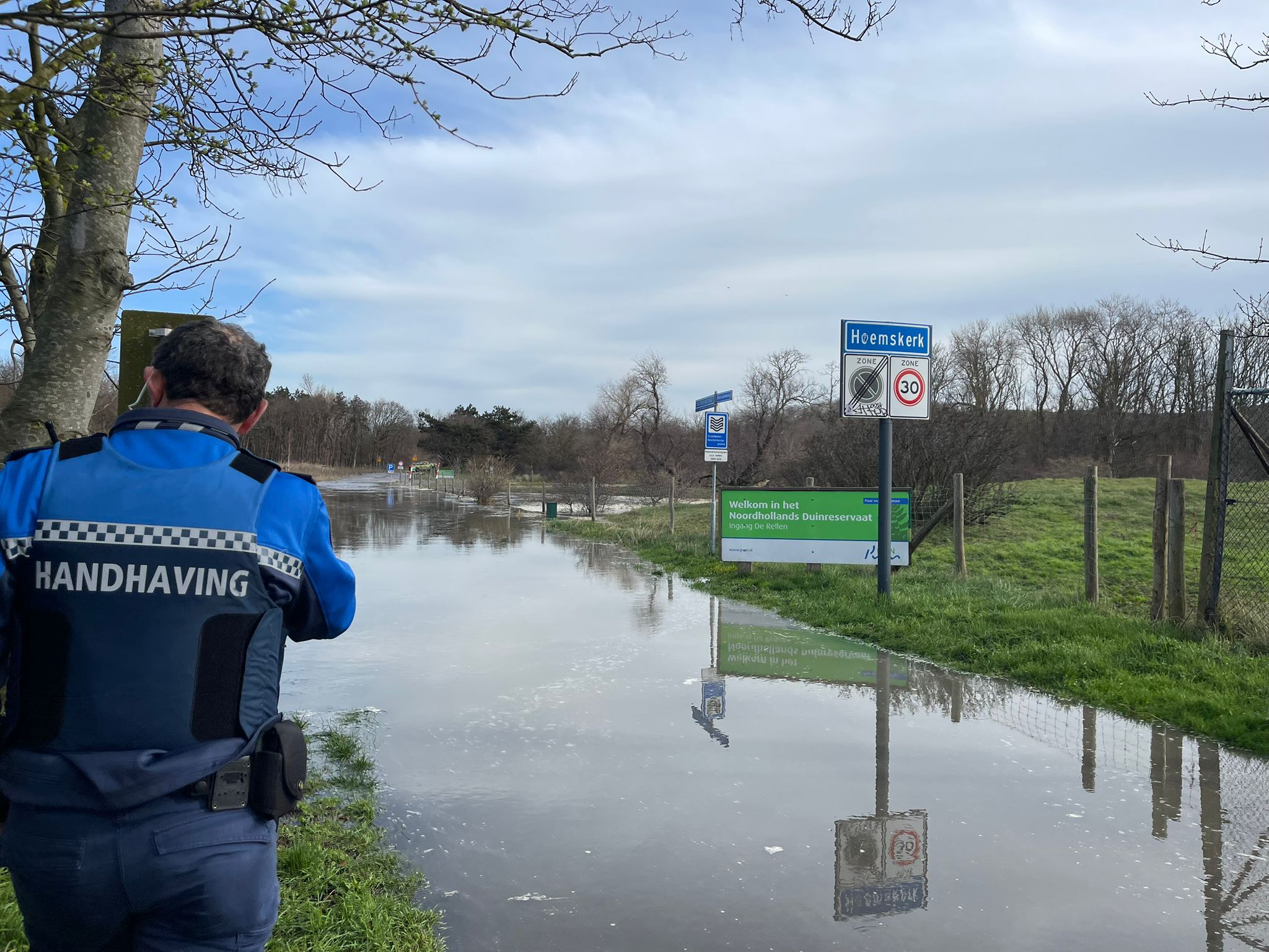 Waterleidingbreuk zorgt voor wateroverlast en huishoudens zonder water